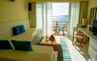 Overwater Villa Sea View at Holiday Inn