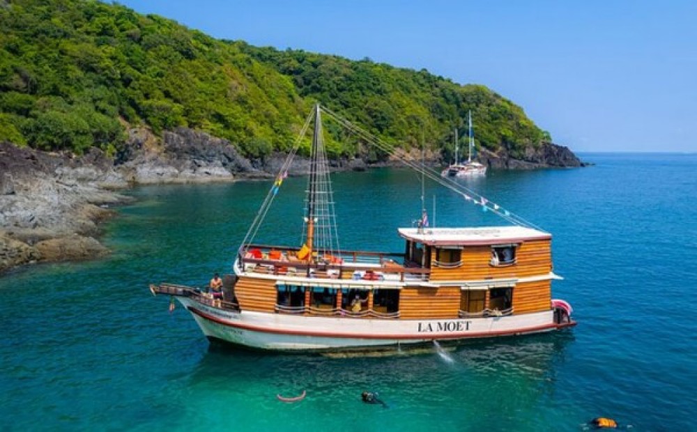 Private boat charter for scuba diving in Diglipur Islan ...