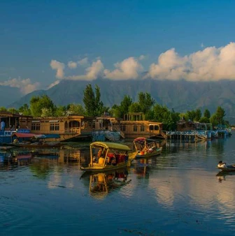 Iconic Shikara Ride in Srinagar